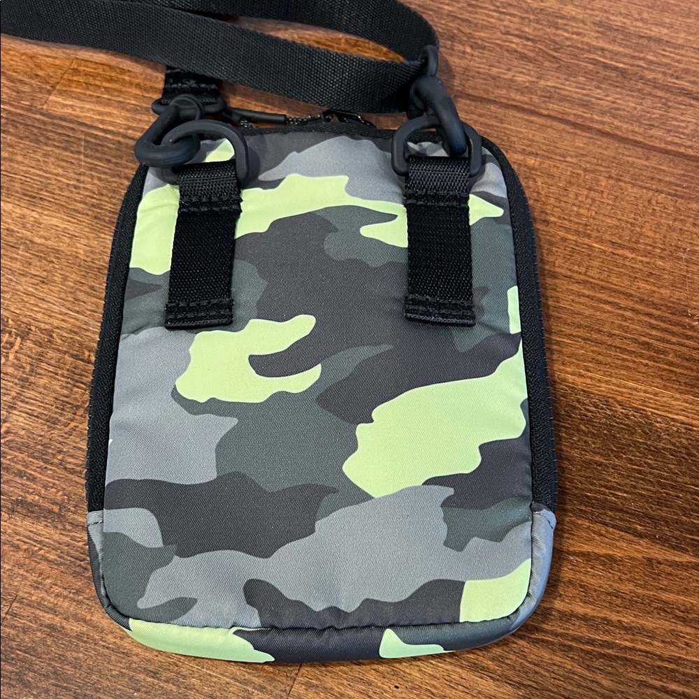 Lululemon Easy Access Camouflage Belt/Crossbody Bag mint and black - Picture 5 of 12